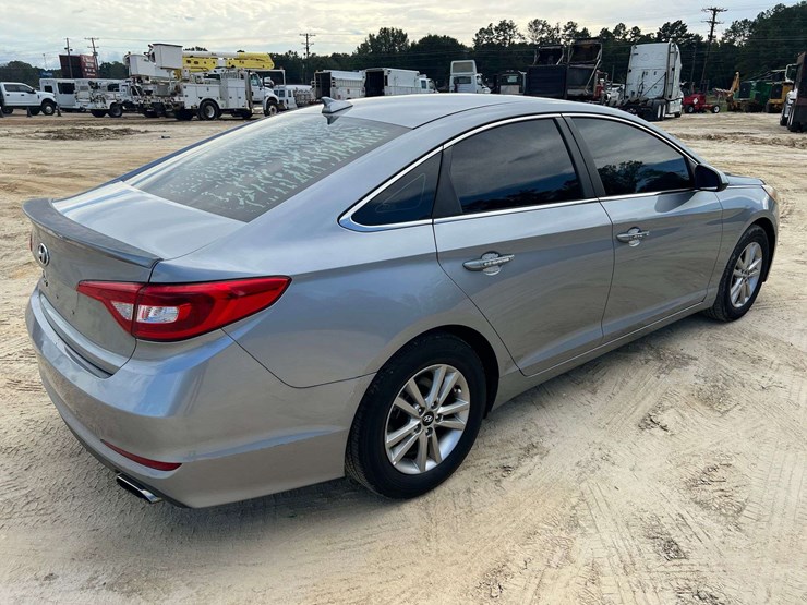 2017-hyundai-sonata-4-door-sedan-(165,391-miles)-image-3