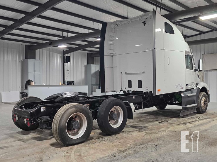 2024-peterbilt-579-image-3