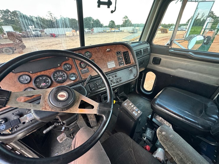2001-peterbilt-385-image-11