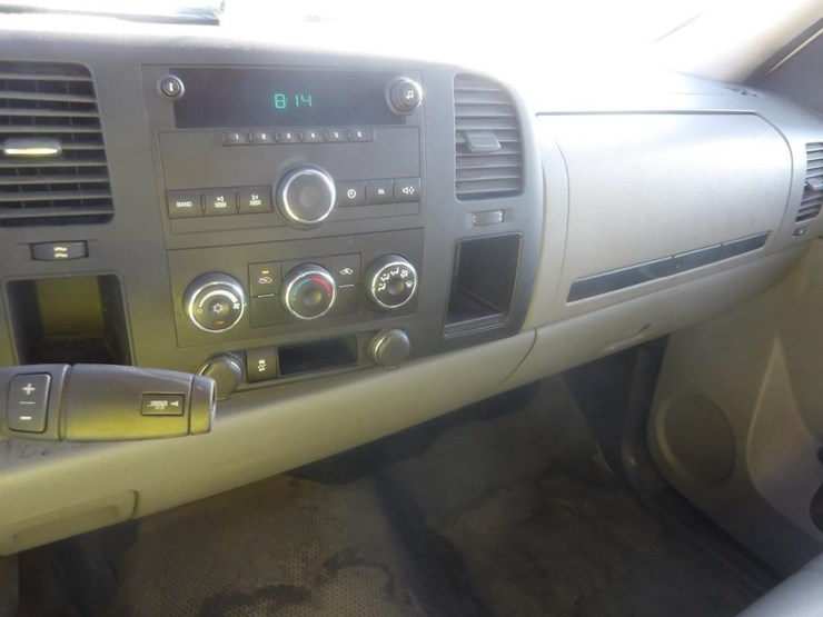 2013-chevrolet-silverado-2500-image-16