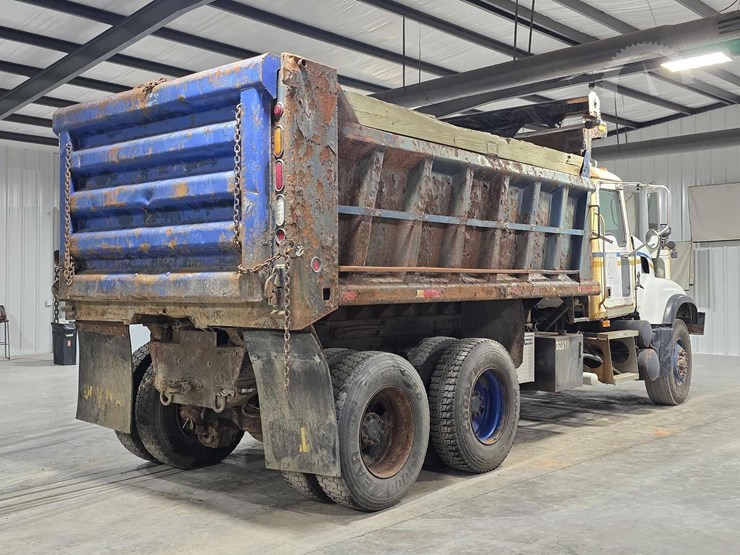 2005-mack-granite-cv713-image-3