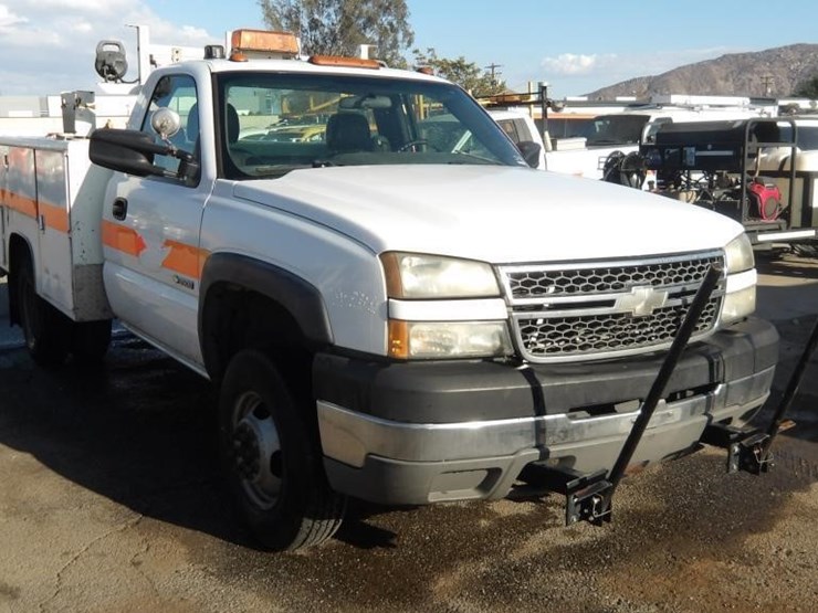 2005-chevrolet-silverado-3500-image-2