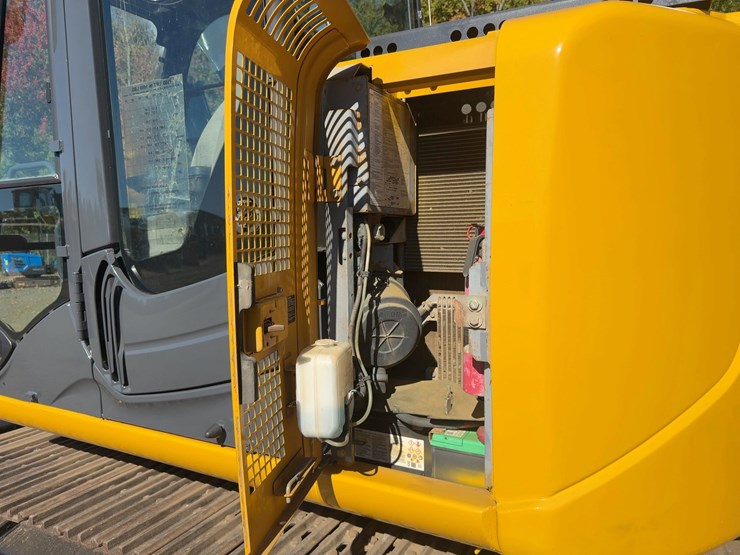 2010-deere-135d-image-33