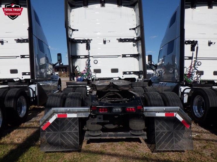 2025-volvo-vnl860-image-8