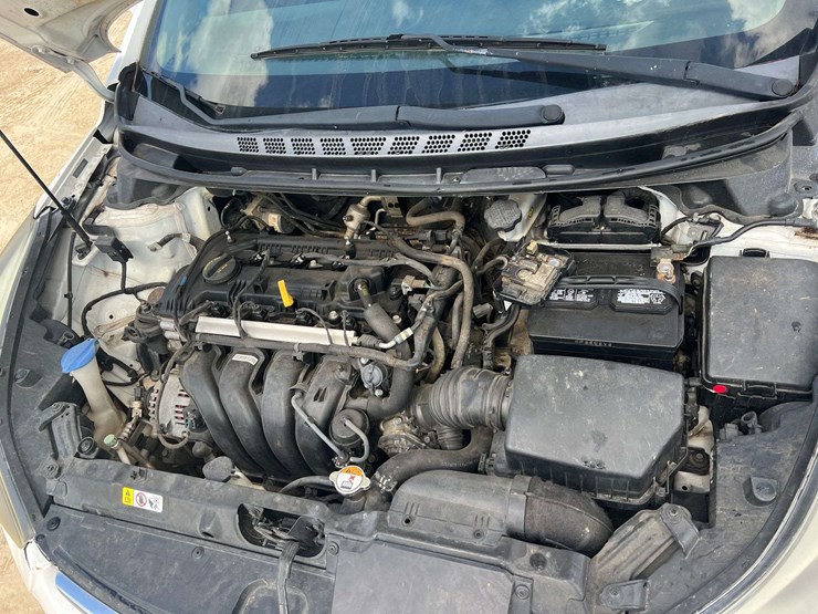 2015-hyundai-elantra-4-door-sedan-(177,178-miles)-image-8