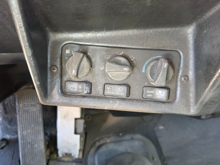 1999-peterbilt-379-image-60