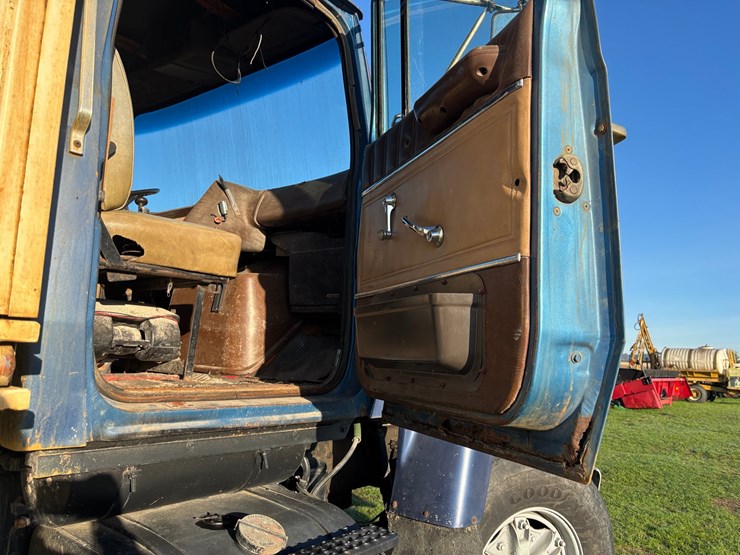 1982-ford-l9000-image-19