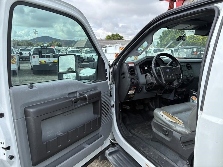 2013-ford-f550-image-16