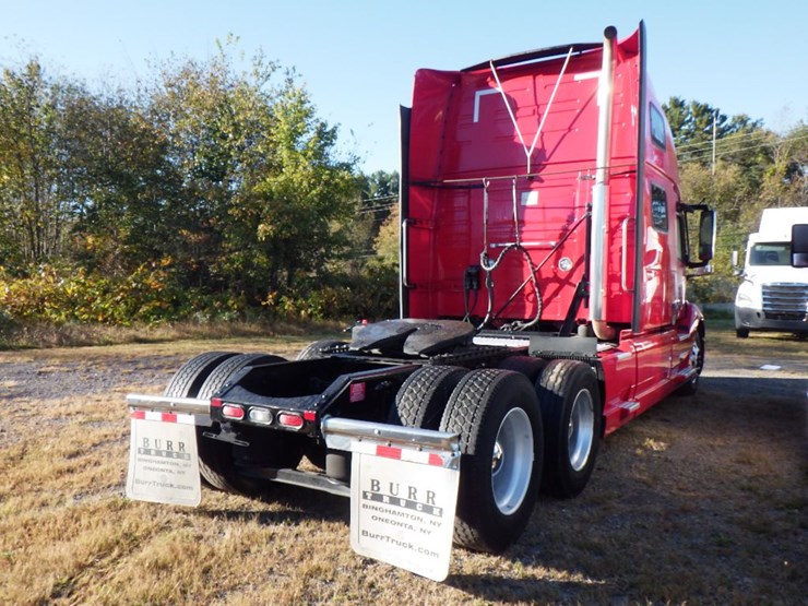2022-volvo-vnl860-image-12