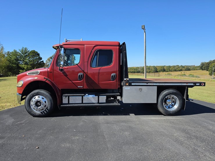 2007-freightliner-m2-106-image-5