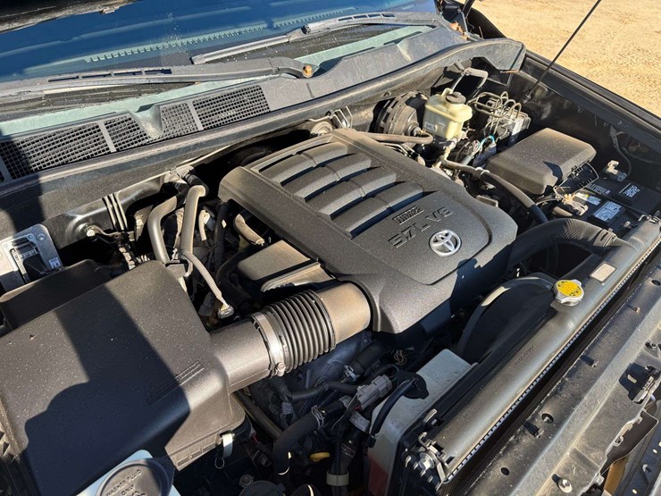 2011-toyota-tundra-sr5-image-19