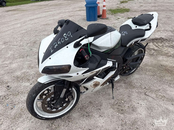 2006-yamaha-yzf-r1-motorcycle-image-1