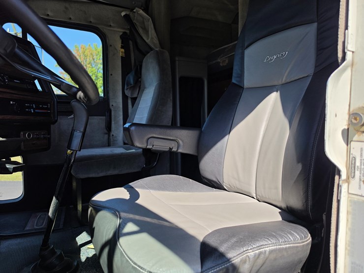 2001-freightliner-fld120-image-48