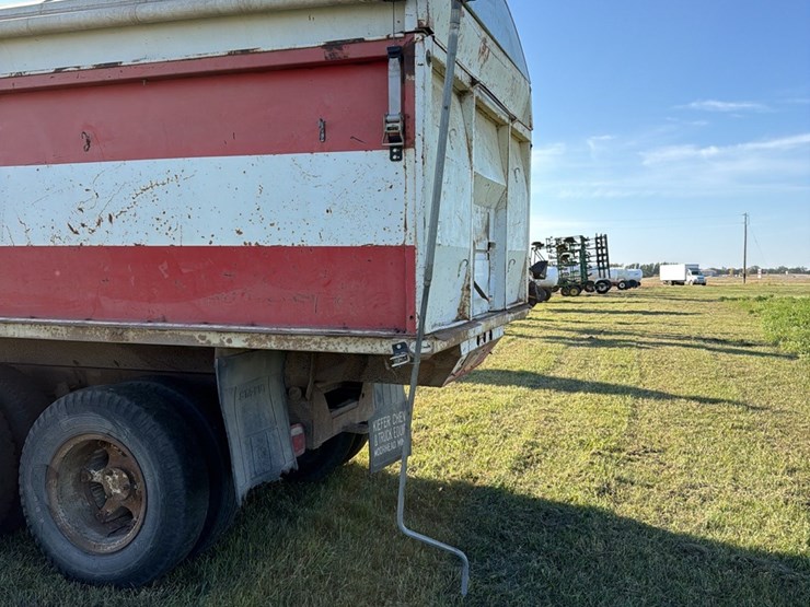 1973-tag-tandem-366-5+2,-motor-has-very-low-miles,-good-power,-roll-tarp,-truck-runs-and-operates-good-image-21