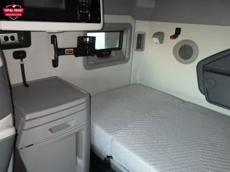 2025-volvo-vnl860-image-16