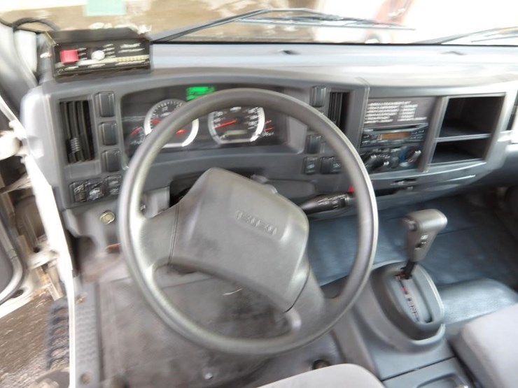 2016-isuzu-npr-image-67