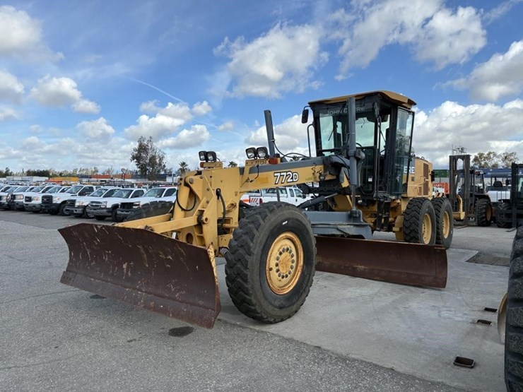 2005-deere-772d-image-1