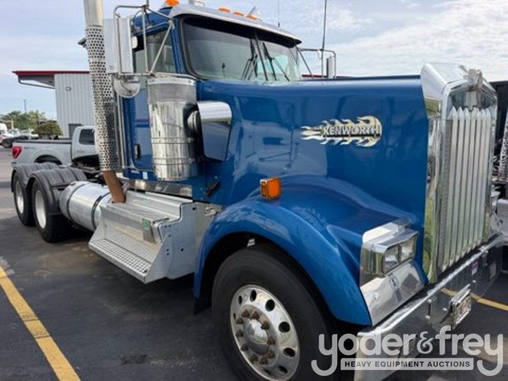 2015-kenworth-w900-image-2