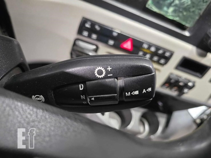 2020-freightliner-cascadia-126-image-15