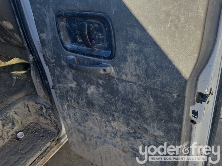 2017-chevrolet-3500-image-26