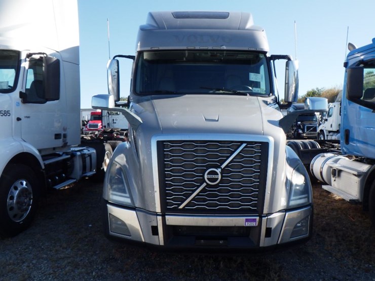 2019-volvo-vnl860-image-2