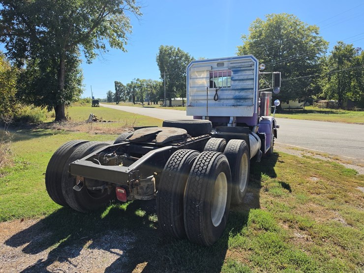 1996-peterbilt-377-image-11
