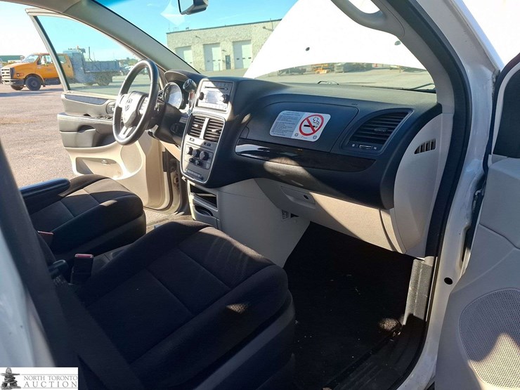 2012-dodge-grand-caravan-image-16