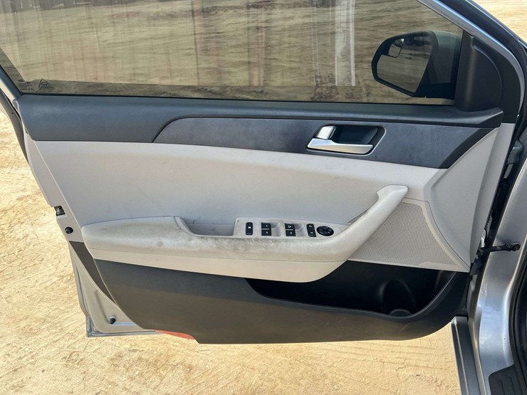 2017-hyundai-sonata-4-door-sedan-(165,391-miles)-image-9