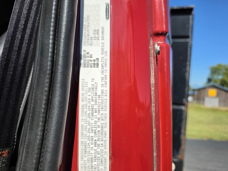 2007-freightliner-m2-106-image-46