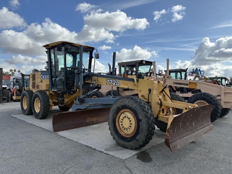 2005-deere-772d-image-2