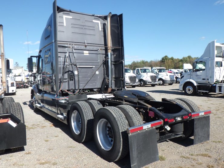 2020-volvo-vnl860-image-14