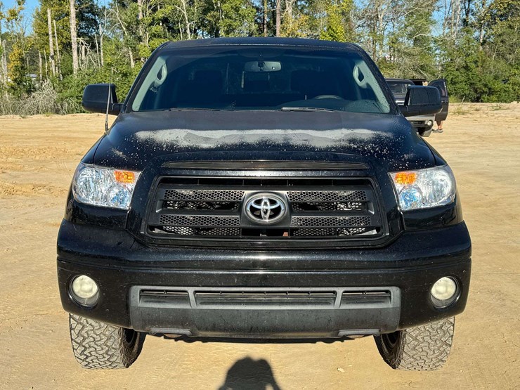 2011-toyota-tundra-sr5-image-5