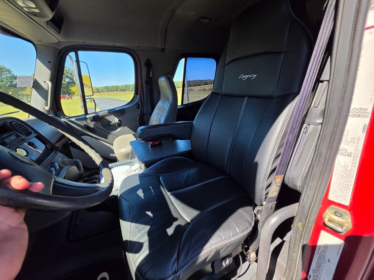 2007-freightliner-m2-106-image-51