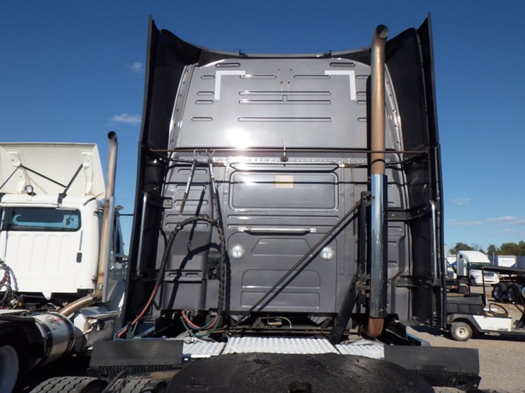 2020-volvo-vnl860-image-13