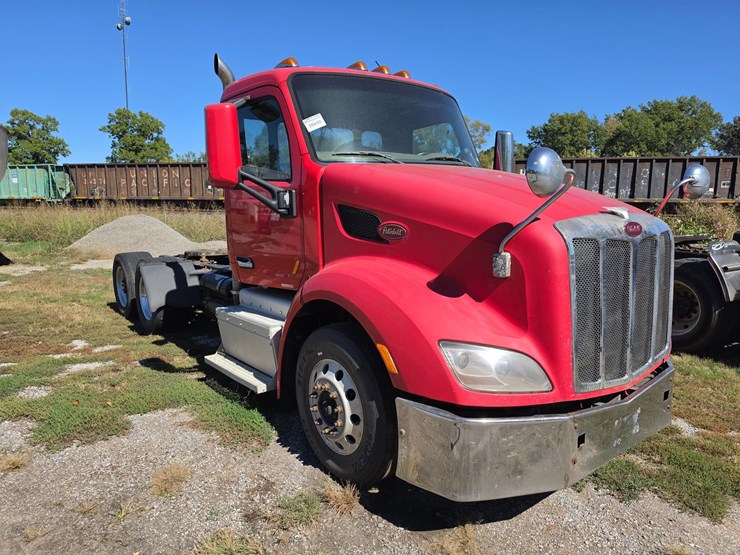 2014-peterbilt-579-image-12