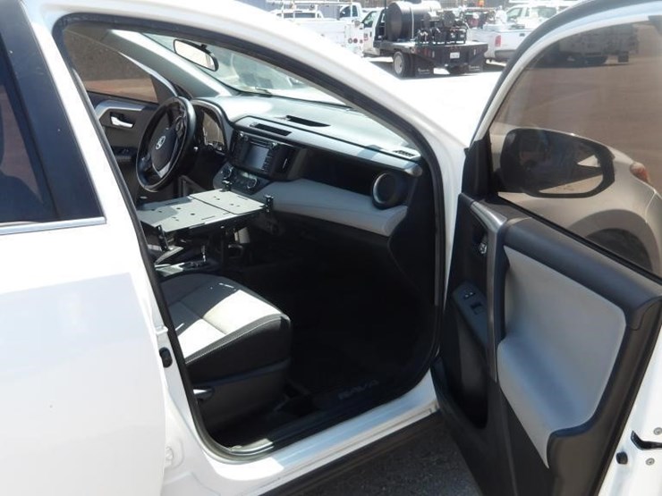 2017-toyota-rav4-xle-image-11