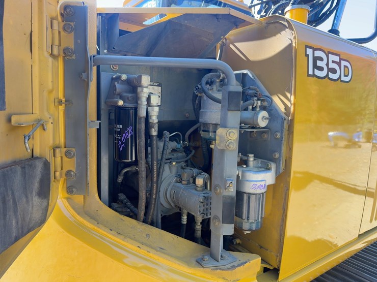 2010-deere-135d-image-34