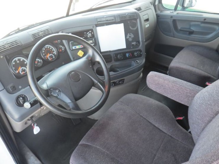 2020-freightliner-cascadia-113-image-11