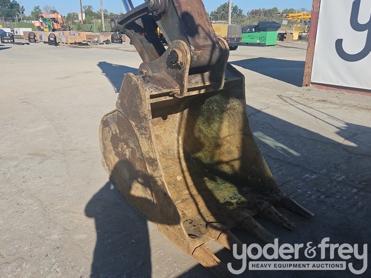 2011-deere-200d-image-11