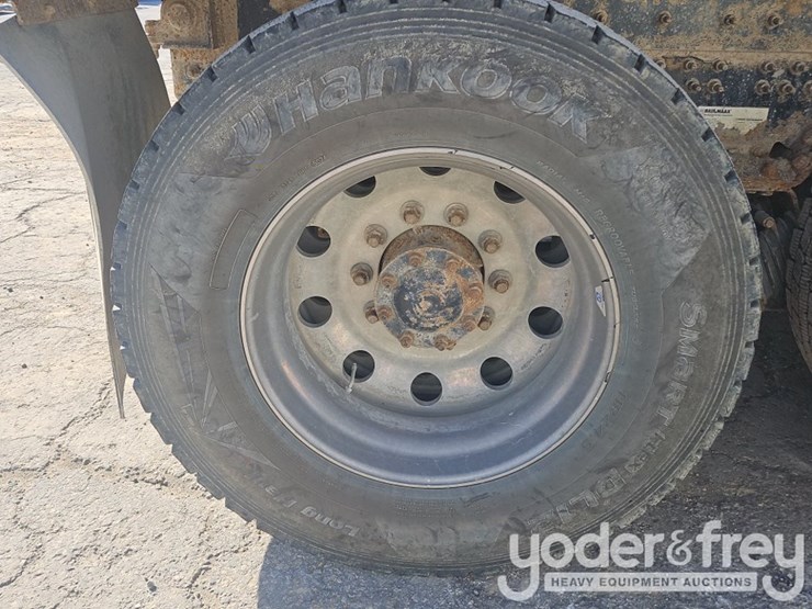 2019-freightliner-122sd-image-16