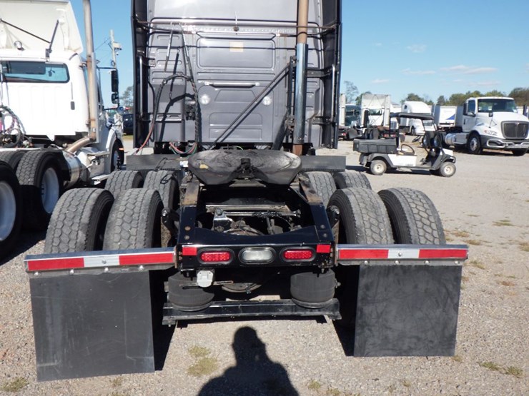 2020-volvo-vnl860-image-11