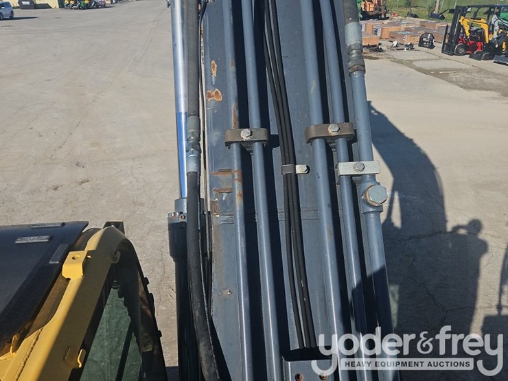 2011-deere-200d-image-30