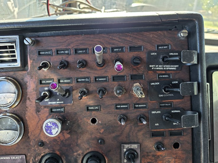 1999-peterbilt-379-image-57