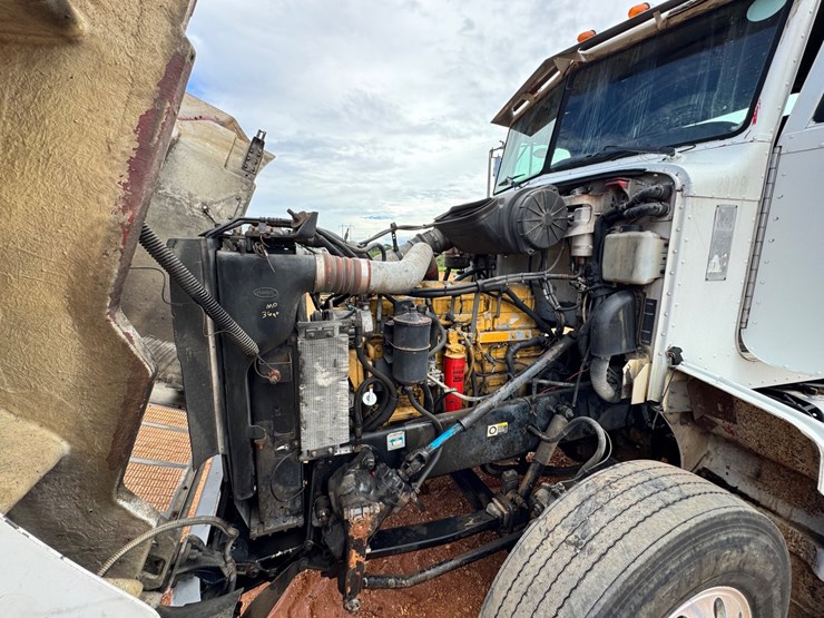 2001-peterbilt-385-image-14