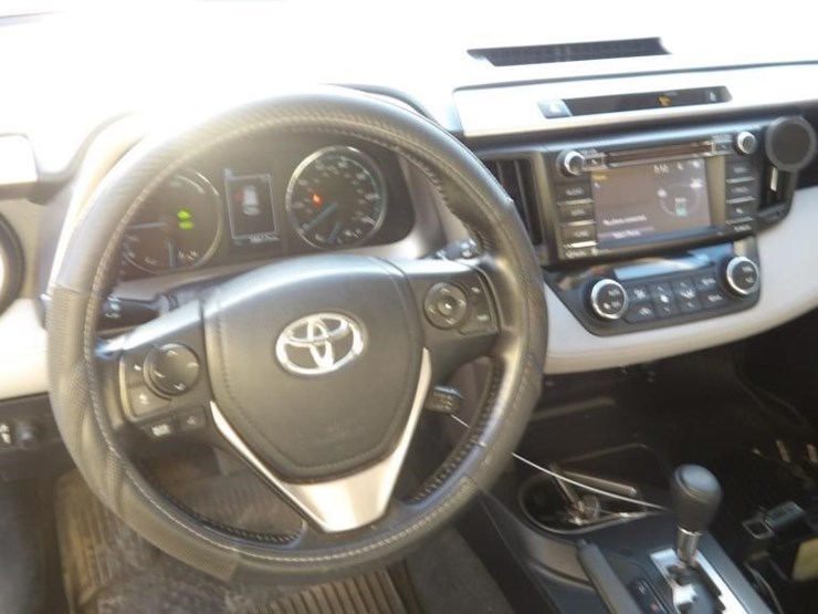 2016-toyota-rav4-xle-image-15