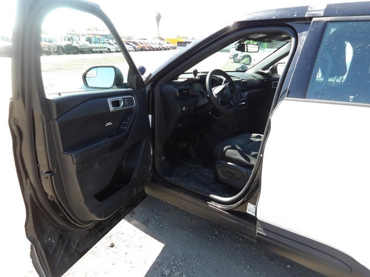2020-ford-explorer-image-11
