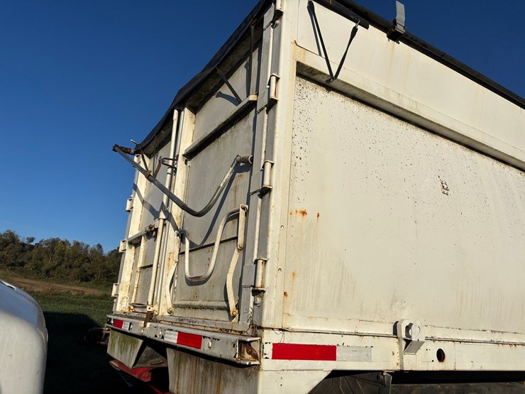 1982-ford-l9000-image-12