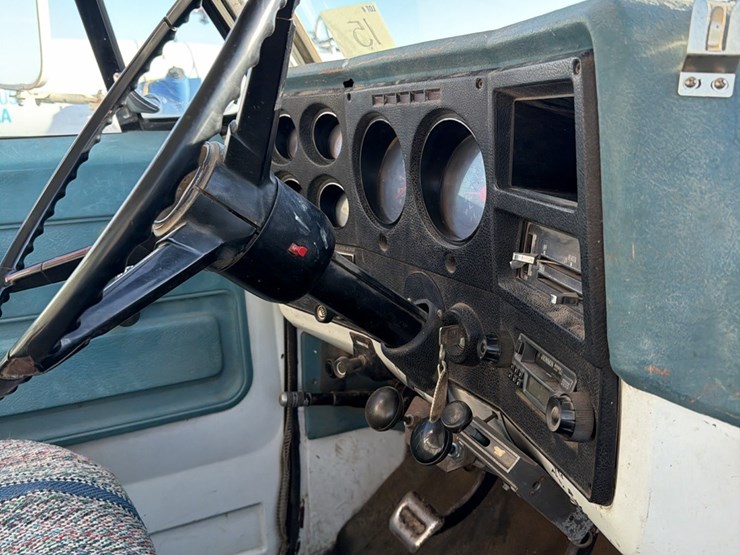 1973-tag-tandem-366-5+2,-motor-has-very-low-miles,-good-power,-roll-tarp,-truck-runs-and-operates-good-image-46