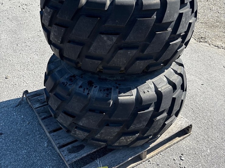 #1088-•-r3-turf-tires---*rear-only*---tires-and-rims-image-1