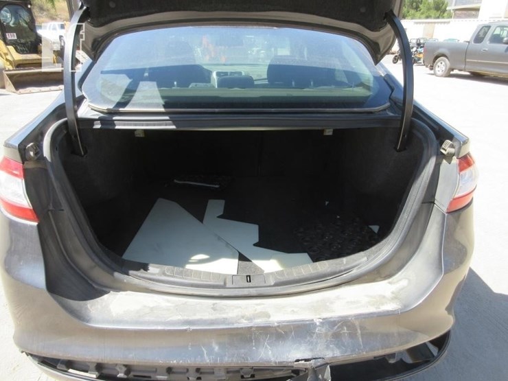 2016-ford-fusion-se-image-16